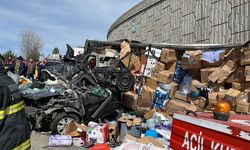 Çankırı'da TIR otomobilin üzerine devrildi, 4 kişi öldü, 2'si polis 3 kişi yaralandı