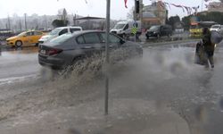 Eminönü'nde sağanak yağış sonrası yollar göle döndü