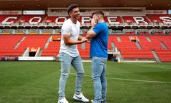 İlk eşcinsel futbolcu nişanlandı: Stadyumda evlilik teklifi etti