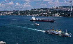 İstanbul Boğazı'nda gemi trafiği yat yarışlarından dolayı çift yönde askıya alındı