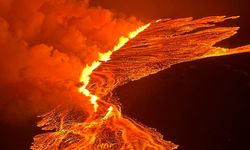 İzlanda’da yanardağın kraterinde patlama: Lavlar kente yaklaşıyor