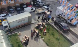 Keçiören Belediyesinin Ramazan kolilerini AK Parti dağıtıyor