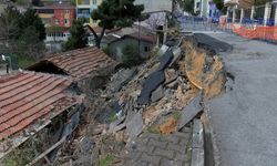 İstanbul-Maltepe’de gecekonduların üzerine yol çöktü