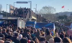 Altunizade'de metrobüs arızalandı: Duraklarda yoğunluk oluştu