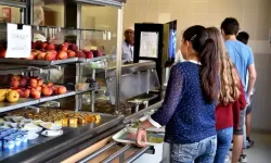 Nevşin Mengü’den çarpıcı iddia: Lisede kız ve erkek öğrenciler kantinde ayrı sırada