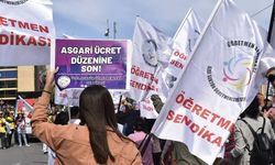 Öğretmenlerden Ankara Büyükşehir Belediyesi önünde eylem