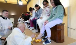 Papa kadın mahkumların ayaklarını yıkayıp öptü