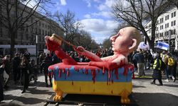 Putin, Rusya'nın Berlin Büyükelçiliği önünde protesto edildi