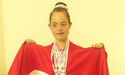 Bakan Göktaş, dünya şampiyonu Selin Naz Özcan'ı tebrik etti