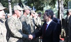 Kırklareli Valisi Ekici, Bulgaristan sınırında nöbet tutan Mehmetçik'in bayramını tebrik etti