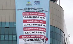 AK Parti’den CHP’ye geçen Balıkesir Büyükşehir Belediyesi'nin borcu belediye binasına asıldı