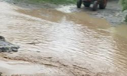 Amasya’da sağanaktan yollar kapandı, hayvanlar mahsur kaldı