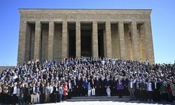 Ankara'nın yeni seçilen CHP'li belediye başkanları Anıtkabir'i ziyaret etti