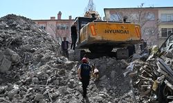 Ankara'da moloz kaldırma çalışmalarında çöken istinat duvarının altında kalan işçi öldü