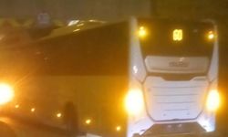 Bolu’da alt geçitte sıkışan yolcu otobüsü, lastikleri indirilerek kurtarıldı