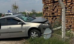 Hafif ticari araçla otomobil çarpıştı; 1'i bebek, 5 yaralı