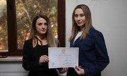 Seçimin ‘en genç belediye başkanı' Zeynep Çelik, mazbatasını aldı