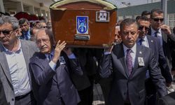 Özgür Özel ve Kılıçdaroğlu CHP'nin TBMM Grup Müdürü Bayraktar'ın cenazesine birlikte omuzladı