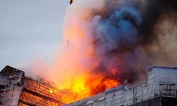 Kopenhag'ın simge binasında yangın: 'Ejderha Kulesi' çöktü