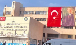 Diyarbakır Büyükşehir Belediyesi’ne Türk bayrağı ve Atatürk posteri asıldı