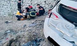 Hatay'da istinat duvarına çarpan otomobildeki 4 kişi yaralandı