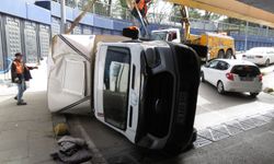 Kadıköy’de alt geçite çarpan kamyonet yan yattı