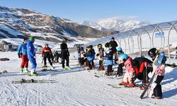 Hakkari'de 3 bin 200 öğrenciye kayak eğitimi verildi