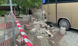 Üsküdar’da servis aracı kaza yaptı: 10 öğrenci hafif yaralandı