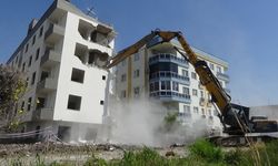 Mersin'de hafif yan yatan 4 katlı binanın yıkımına başlandı