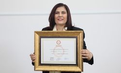 Özlem Çerçioğlu'na mazbatası yemekhanede verildi