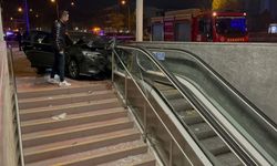 Sürücüsü makas atan otomobil, önce araca sonra metro istasyonu merdivenlerine çarptı: 4 yaralı