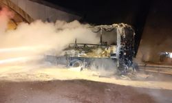 TÜPRAŞ işçilerinin taşındığı servis otobüsü seyir halindeyken yandı