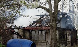 Çocukların torpil attığı boş ev yandı
