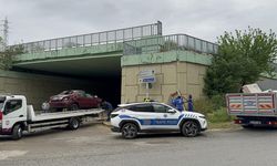 Tuzla'da otomobil üst geçitten düştü