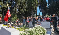 İstanbul Valisi Gül'den şehitlik ziyareti