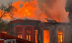 Kırklareli'nde 2 katlı tarihi binada çıkan yangına müdahale sürüyor