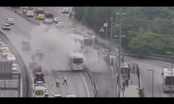 15 Temmuz Şehitler Köprüsü girişinde servis midibüsü yandı