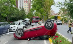 Beylikdüzü'nde park halindeki otomobile çarpıp takla attı: 1 yaralı