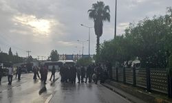 Adana'da ABD Konsolosluğu önünde yolu kapatarak İsrail'i protesto ettiler