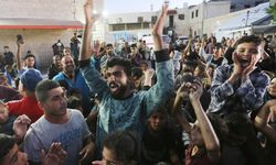 Gazzeliler ateşkes haberlerinin ardından sevinç gösterileri yaptı