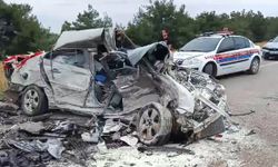 Adana otomobille hafif ticari araç çarpıştı: 1'i ağır, 4 yaralı