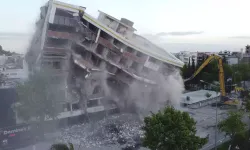 Adıyaman’da ağır hasarlı binaların yıkımı sürüyor