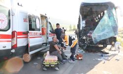 Afyonkarahisar'da yolcu otobüsü ile kamyonet çarpıştı, 1 kişi öldü, 16 kişi yaralandı