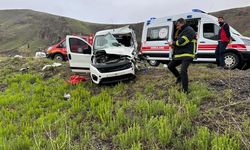 Ağrı'da hafif ticari araç ile minibüs çarpıştı: 2 kişi öldü, 5 kişi yaralandı