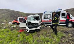 Ağrı'da hafif ticari araç ile minibüsün çarpışması sonucu 3 kişi öldü, 4 kişi yaralandı