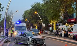 Ankara'da direksiyon hakimiyetini kaybeden sürücü, bir otomobile çarpıp takla attı
