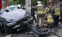 Ankara'da trafik levhası direğine çarpan otomobildeki 1 kişi öldü, 4 kişi yaralandı