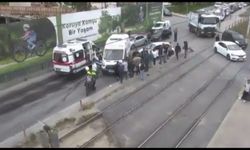 Bahçelievler'de tramvay otomobile çarptı: 2 yaralı