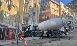 Üsküdar'da beton mikseri binaya çarptı
