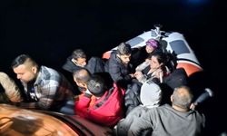 Sürüklenen lastik bottaki 11 kaçak göçmen kurtarıldı